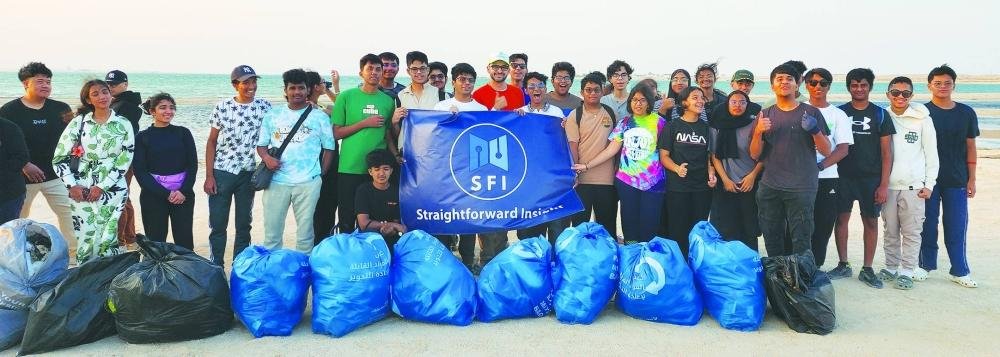 Student volunteers clean beach
