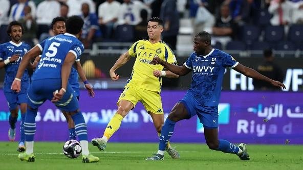ثنائي إنجليزي يراقب نجم الهلال.. والنادي السعودي يحدد سعر بيعه