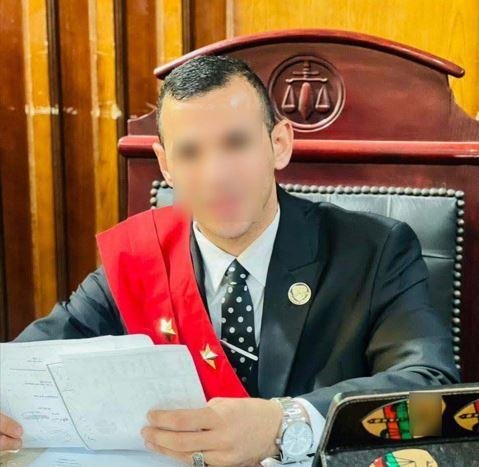 انتحال صفة قاضٍ وتصوير مقاطع داخل محكمة.. التحقيقات: استولى على أموال مواطنين بزعم تخصيص وحدات سكنية