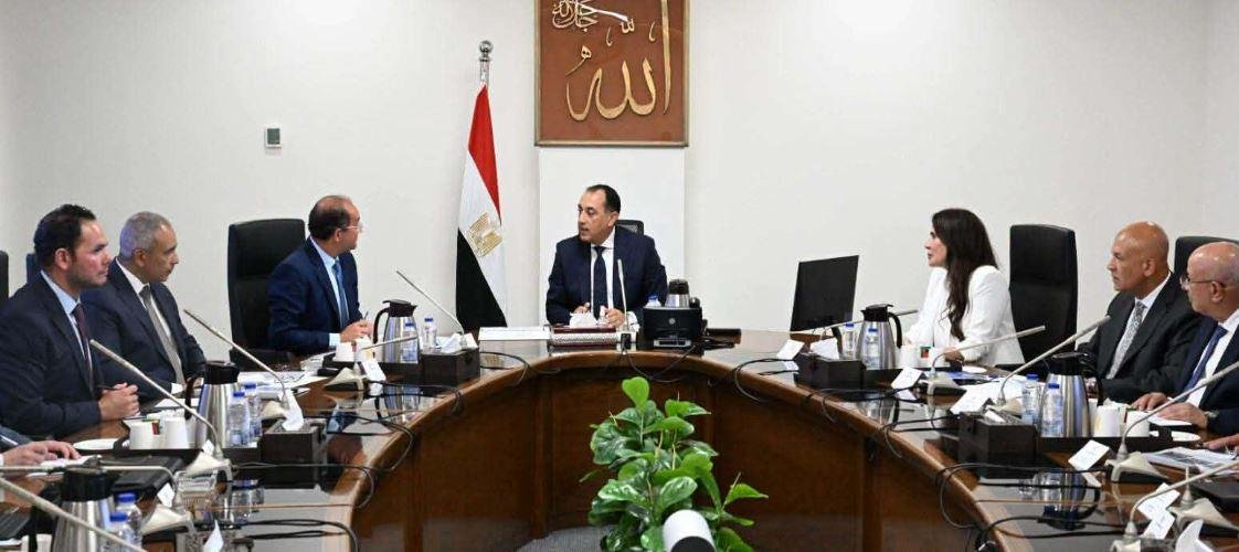 رئيس الوزراء يتابع ملف تشغيل وصيانة محطات معالجة الصرف الصحي