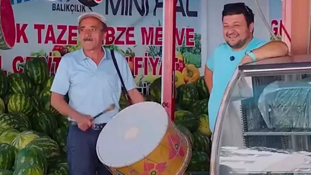 مشجع بشكتاش يفي بوعده ويوزع نصف طن بطيخ بعد انتقال صلاح لطرابزون.. ما القصة؟