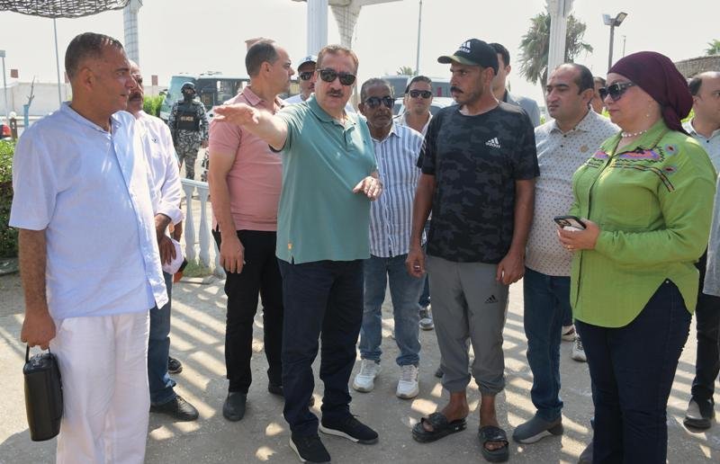 محافظ بورسعيد يتفقد شاطئ حي غرب ويوجه بالالتزام بالمساحات القانونية للكافتيريات