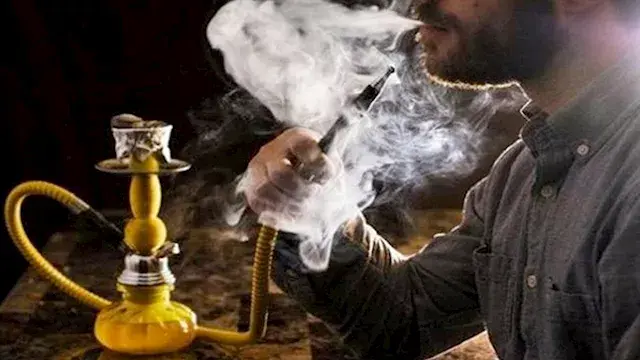 من مقاهي القاهرة إلى لاونجات مراسي... كيف يكشف حجر الشيشة "طبقية المزاج"؟