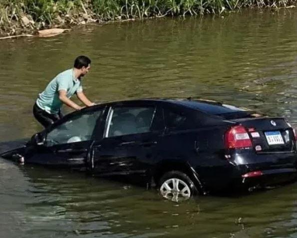 منقذ أسرة سقطت سيارتها في ترعة بالغربية: لم أتردد في تقديم المساعدة.. وشاب آخر نزل قبلي