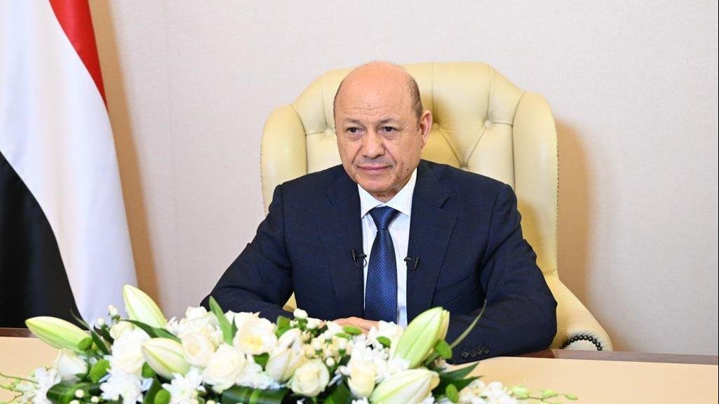 70% من الموارد تبخرت.. العليمي يكشف خسائر الحوثيين لاقتصاد اليمن