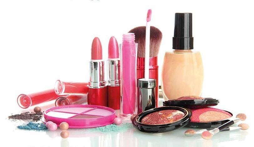ماذا تخفي مستحضرات التجميل؟.. مراجعة علمية ترصد مخاطر بعض المكونات الكيميائية