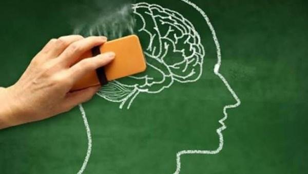 النسيان المتكرر.. عادات نكررها يوميا تؤثر سلبا على الصحة | أستاذ مخ وأعصاب يوضح