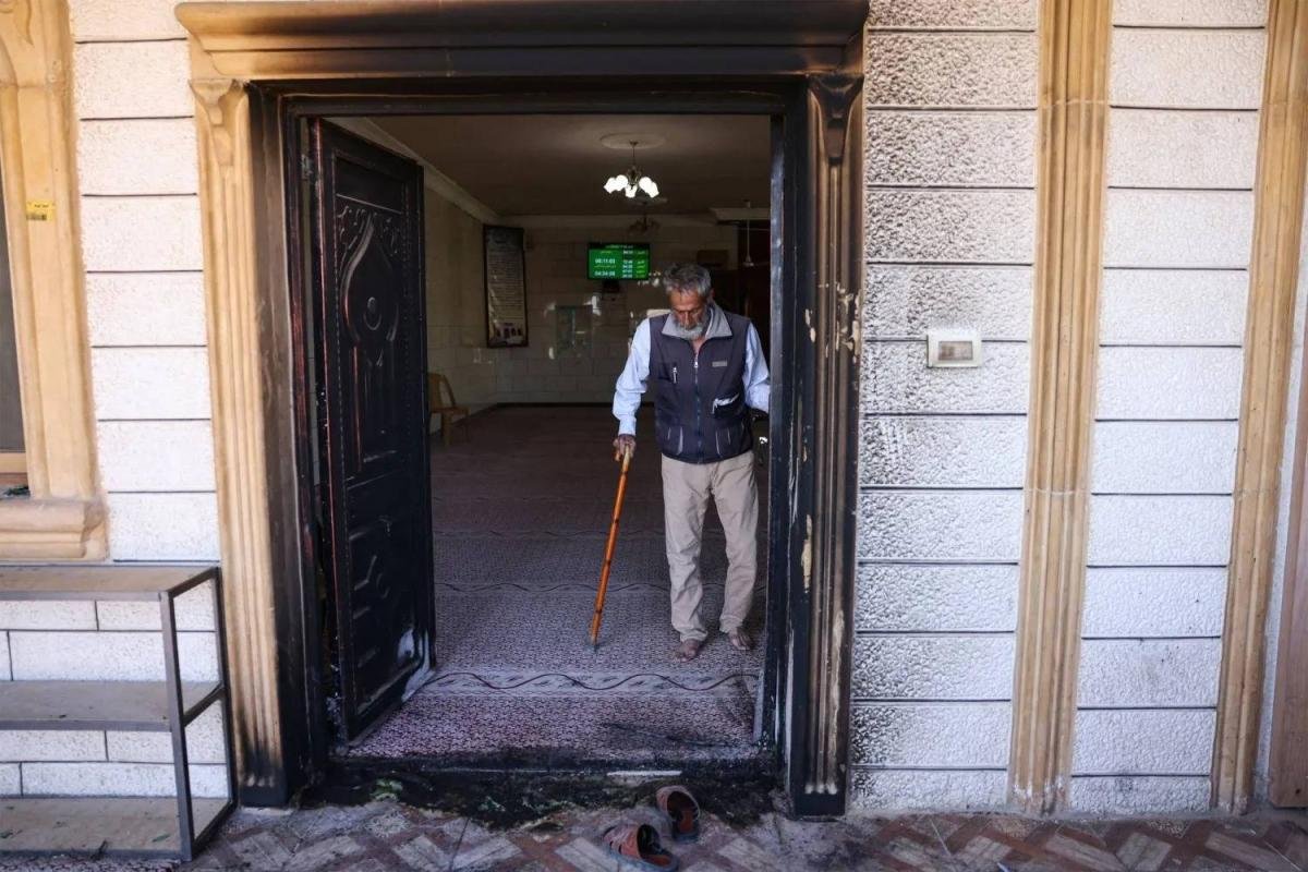 Israeli settlers torch mosque, factory