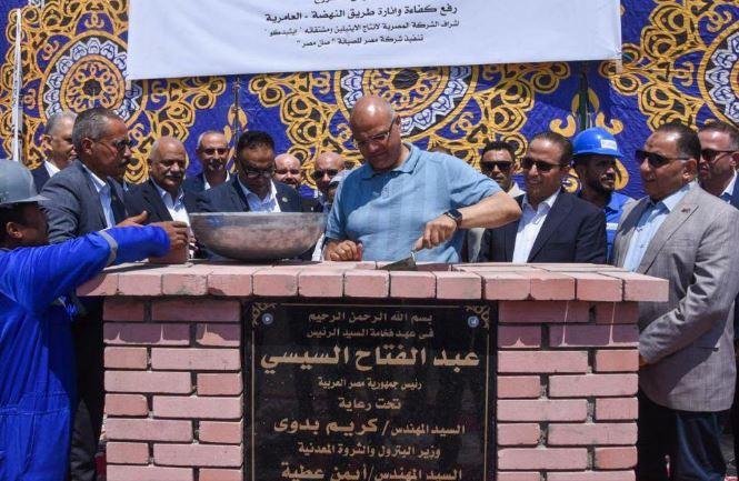 محافظ الإسكندرية يضع حجر الأساس لمشروع تطوير وإنارة طريق النهضة في العامرية