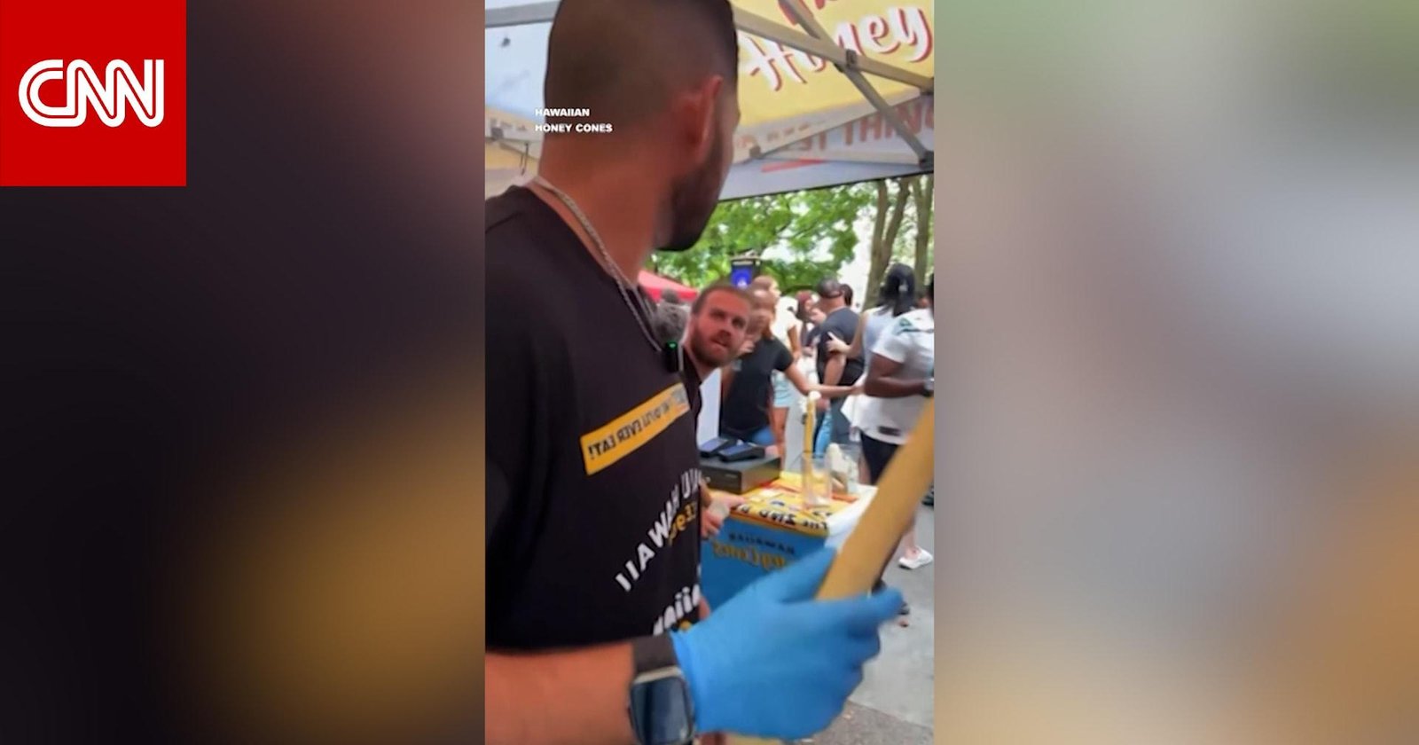 ذعر وصراخ.. بث مباشر لبائع طعام يوثق بداية إطلاق نار بأمريكا