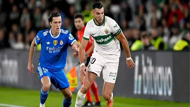 لاعب سابق بالبريميرليج يواصل مسيرته رغم حكم السجن.. ما القصة؟