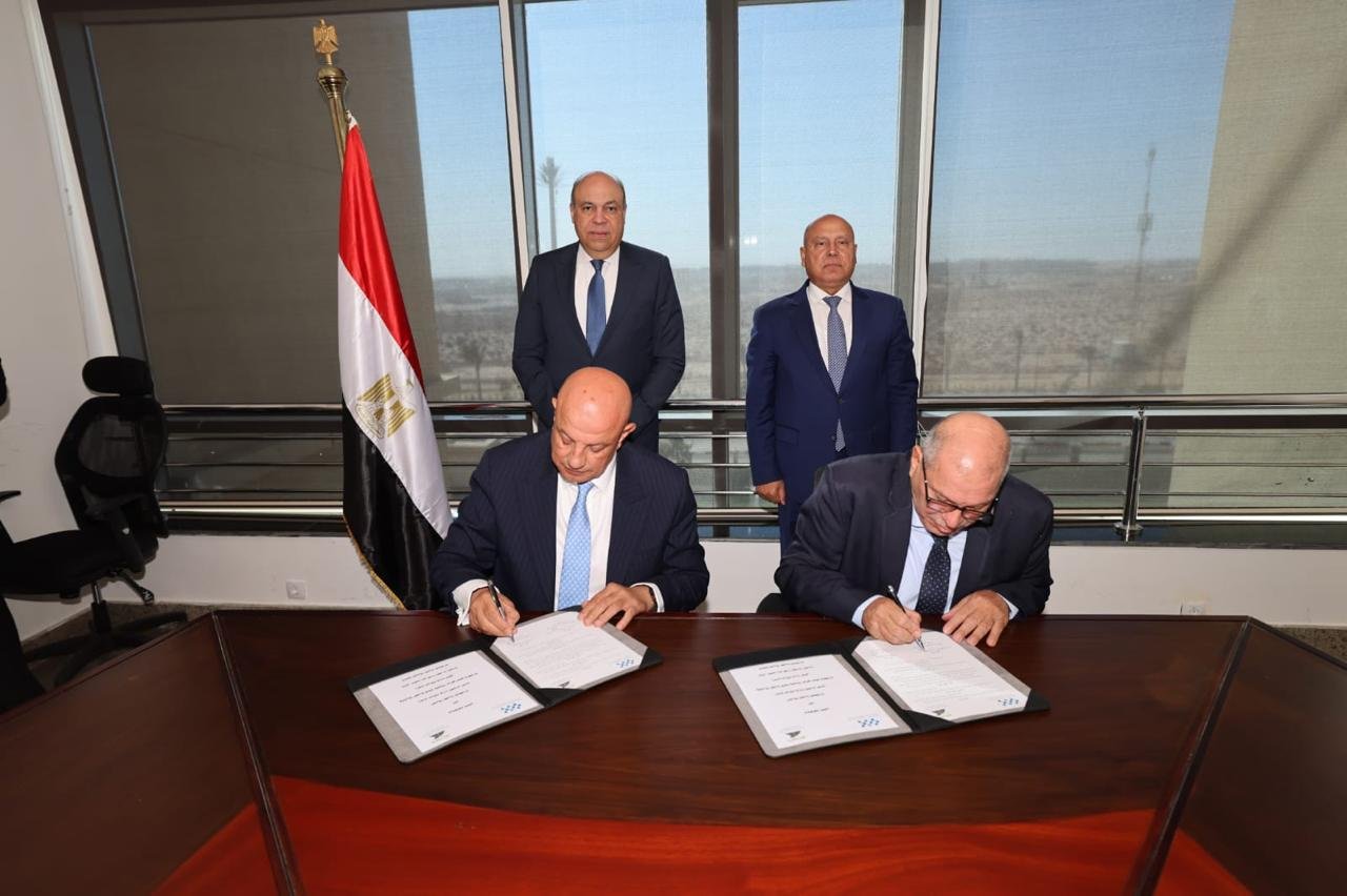 وزيرا الطيران والنقل يشهدان توقيع بروتوكول لتطوير وصيانة الممرات والطرق الداخلية بالمطارات المصرية