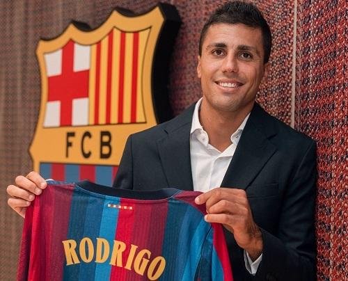 «ليس بسبب ريال مدريد».. ديكو يكشف سر تعاقد برشلونة مع رودري