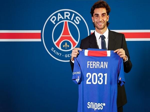 «بطل العالم» باريس سان جيرمان يضم فيران توريس مهاجم برشلونة