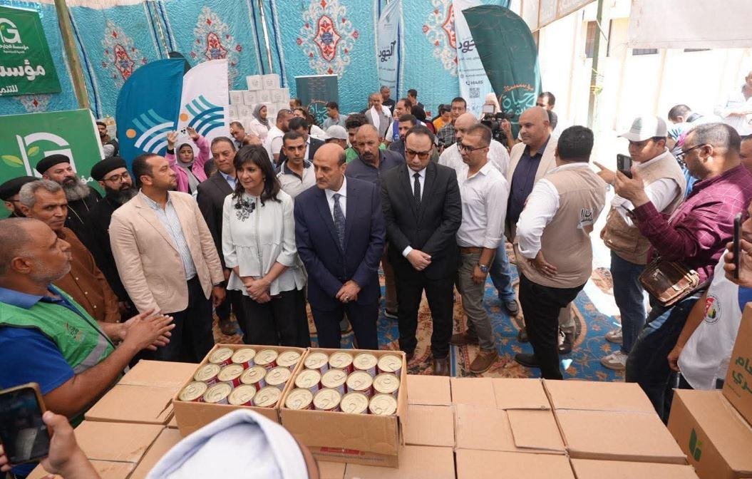 محافظ أسيوط ونبيلة مكرم يتفقدان قافلة إيد واحدة لتقديم خدمات متكاملة للأسر الأولى بالرعاية