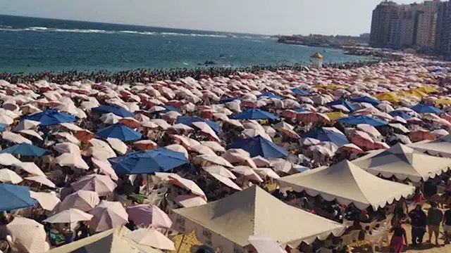 لا موضع لقدم.. شواطئ الإسكندرية تسجل إشغالًا كاملاً خلال يومين (صور)