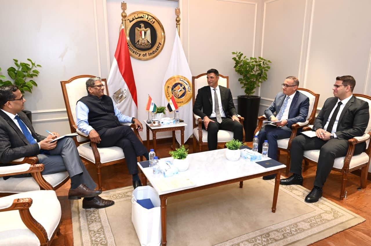 وزير الصناعة يبحث مع سفير الهند جذب استثمارات جديدة وإقامة مناطق صناعية في مصر
