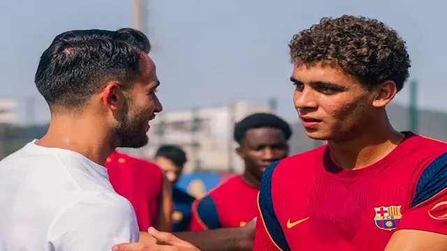 بالصور.. حمزة عبد الكريم يستقبل بطل العالم في مران برشلونة
