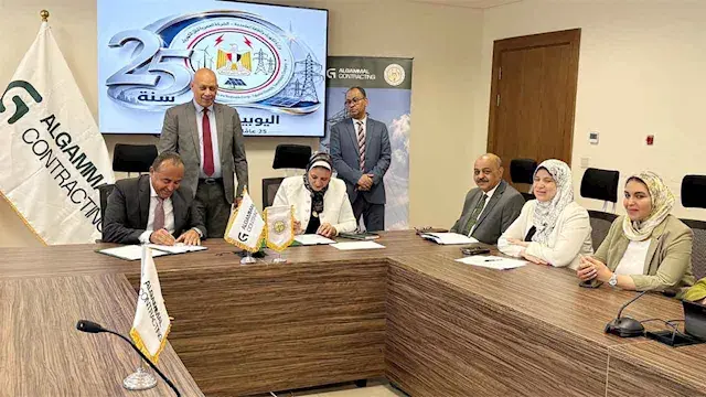 "نقل الكهرباء" توقع عقدًا لإنشاء خط جهد 500 كيلوفولت لربط مشروعات رياح خليج السويس