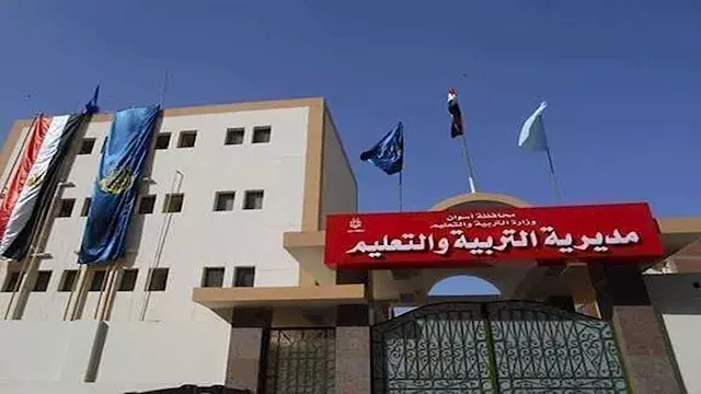 وكيل تعليم أسوان يحيل 7 ملاحظين للتحقيق ويغلق بوابة لجنة بامتحانات الإعدادية