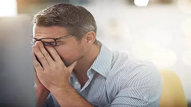 15  علامة قد تشير إلى انخفاض التستوستيرون لدى الرجال والنساء.. متى يجب استشارة الطبيب؟