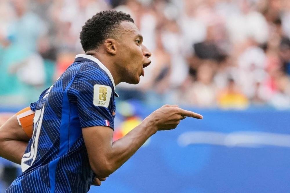 مبابي نجاح فردي وفشل جماعي
