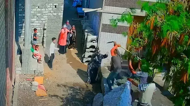 "خناقة الكوريك".. فيديو مروع لاعتداء بالضرب على سيدات في الدقهلية