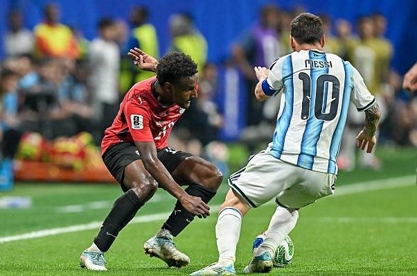 الاتحاد الأرجنتيني يجدد دعمه لإنفانتينو رغم تصاعد الدعوات لاستقالته