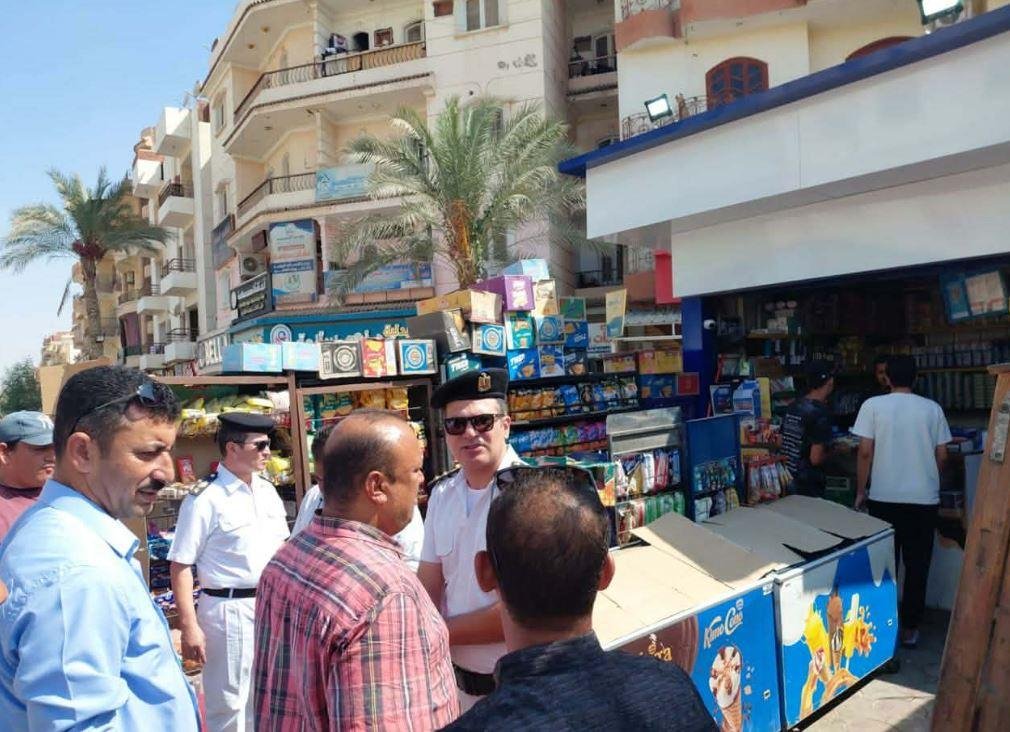 تنفيذ 190 قرار غلق وتشميع لمحال وأنشطة تجارية مخالفة خلال حملة بالعاشر من رمضان