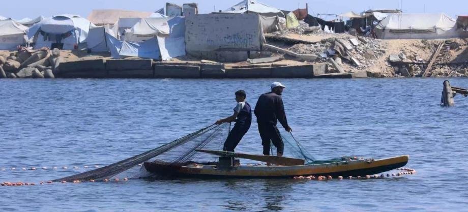 إصابة 3 صيادين جراء إلقاء طائرة مسيرة من نوع كواد كابتر قنابل باتجاههم قرب ميناء غزة