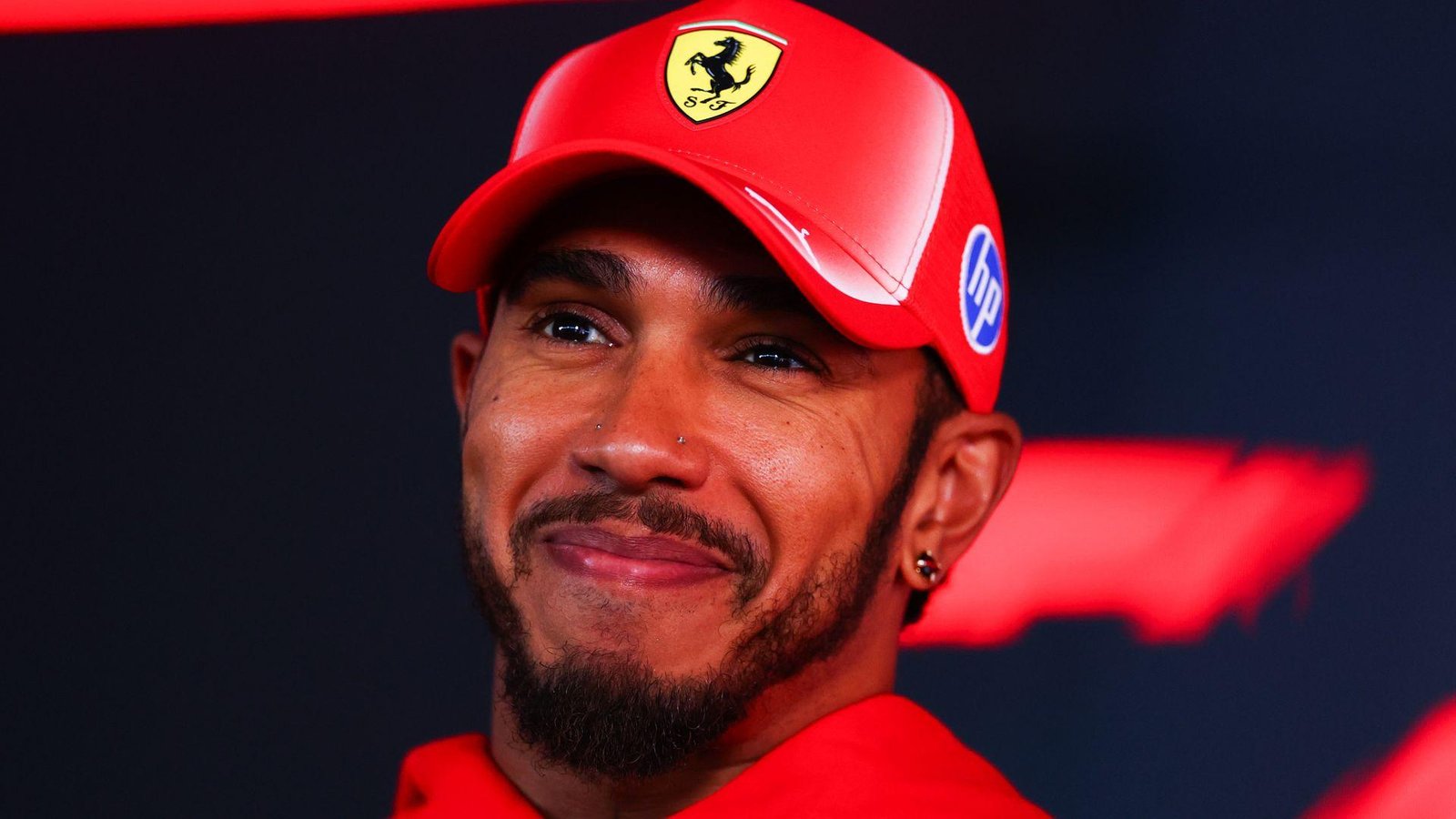 Hamilton sends message to title rivals