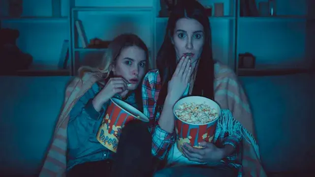 لماذا نسمع أصواتا مخيفة في المنزل بعد مشاهدة أفلام الرعب؟