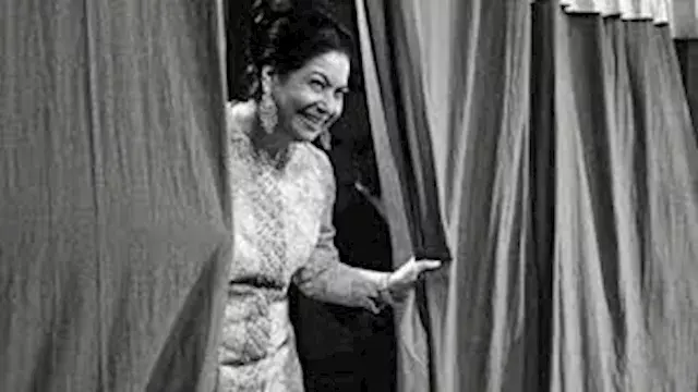 "أم كلثوم على الهواء".. مصدر بإذاعة الأغاني يكشف حقيقة منع أغانيها