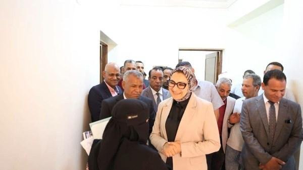 محافظ الوادي الجديد تتابع تجهيزات مكتب توثيق بلاط النموذجي