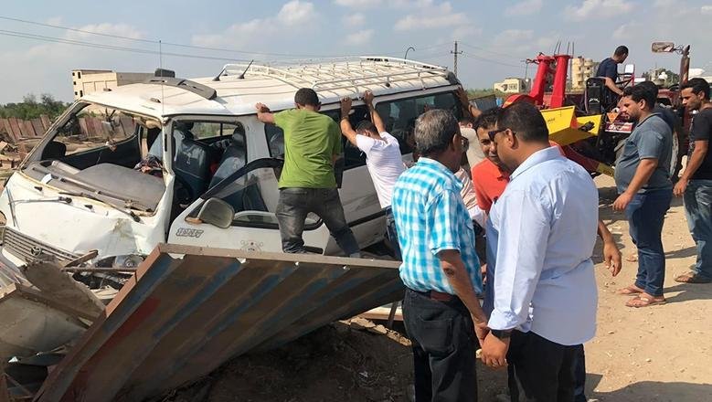 إصابة 12 عاملا إثر انقلاب ميكروباص بطريق بلبيس – العاشر