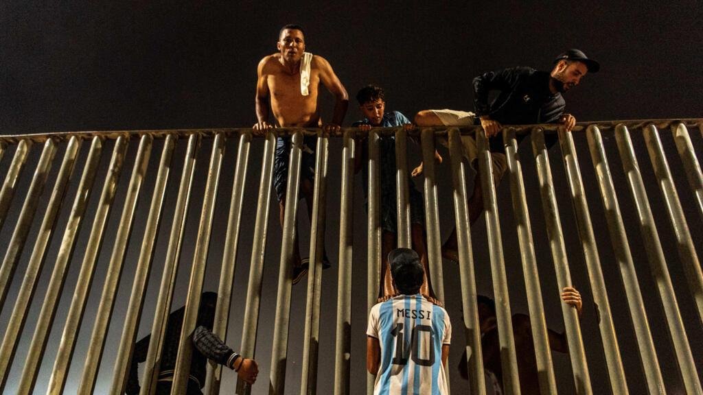 حوالي 50 ألف مهاجر عبروا من المغرب إلى جيب سبتة وفق تقديرات الداخلية الإسبانية