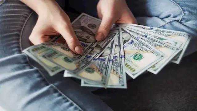 مفاجأة عن النقود الورقية.. المادة المصنوعة منها ليست ورقًا
