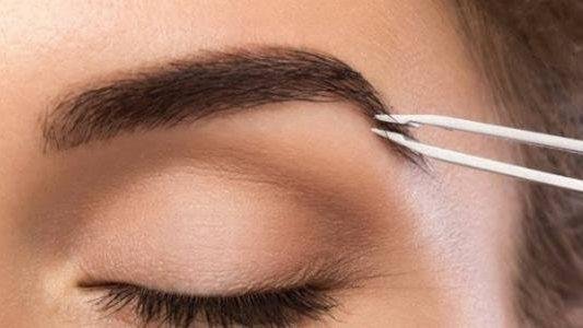 حكم تخفيف الحواجب.. هل يجوز إزالة الشعر الزائد دون الوقوع في النمص؟