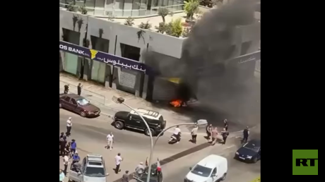 تحركات احتجاجية للمودعين أمام عدد من المصارف شرق بيروت (فيديو)