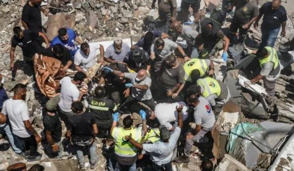 مسئول بالدفاع المدني اللبناني يستعرض آثار الغارات الإسرائيلية جنوبي البلاد