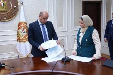 وزير العمل خلال تسليمه عقود عمل جديدة: مستمرون في فتح أسواق العمل الخارجية أمام عمالنا