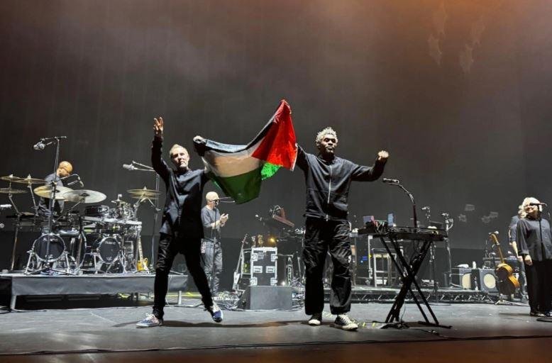 سنغافورة تمنع عضوين من فرقة ماسيف أتاك من دخول البلاد بعد عرض مؤيد لفلسطين في حفل موسيقي