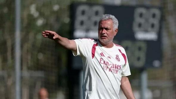 في أول لقاء بقيادة مورينيو.. ريال مدريد يعلن تشكيله لمواجهة فيورنتينا وديا