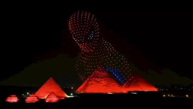 سبايدرمان يضيء سماء الأهرامات بعروض ضوئية بالتزامن مع طرحه- صور