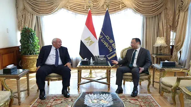وزير الاتصالات يبحث مع محافظ مطروح الموقف التنفيذي لمشروعات الاتصالات بالمحافظة