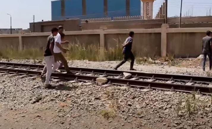السكك الحديدية تناشد المواطنين الالتزام بالعبور الآمن من على شريط السكة