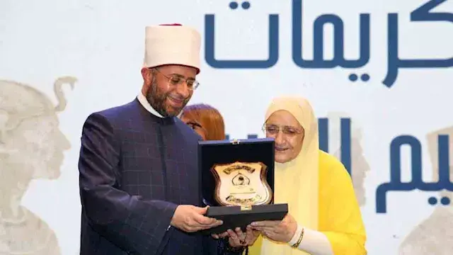 وزير الأوقاف يكرم أكبر حاصلة على الدكتوراه بمصر والوطن العربي - صور
