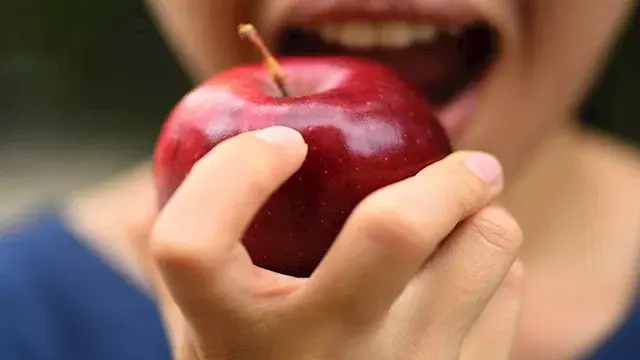 ما يحدث للجسم عند تناول التفاح ليلا ؟ .. لن تتخيل