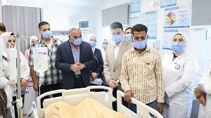 خروج 8 مصابيين بعد تعافيهم.. محافظ الإسماعيلية يزور مصابي حادث طريق الدواويس