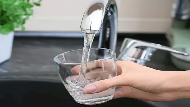 هل شرب الماء أثناء الأكل يضر الهضم؟